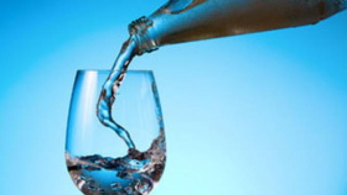 Odina un bicchiere d'acqua in un bar e gli viene servita soda caustica: cliente trasportato al pronto soccorso 