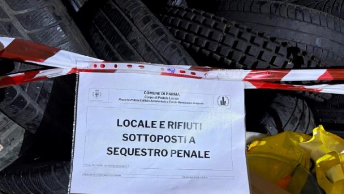 Una montagna di pneumatici pronti a partire per l'Africa