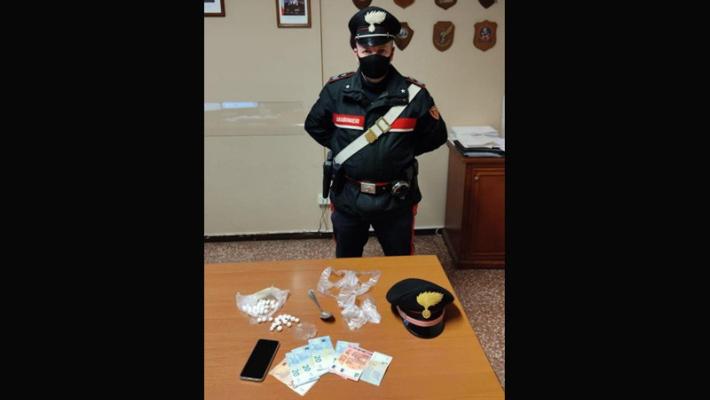 In casa 42 dosi di cocaina pronte per lo spaccio: arrestato