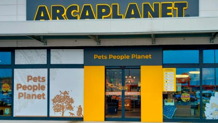 Felino, momenti di terrore all'Arcaplanet: entra un rapinatore con il coltello