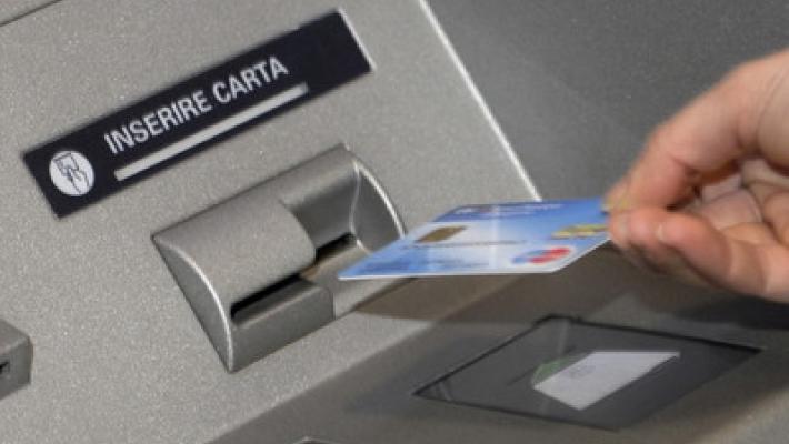 Mentre era in ospedale sparì il bancomat e il suo conto venne alleggerito di 4.750 euro: ora il rimborso ai parenti