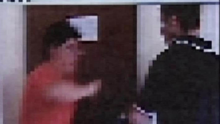 Lite a scuola tra due ragazzi, la bidella finisce in ospedale