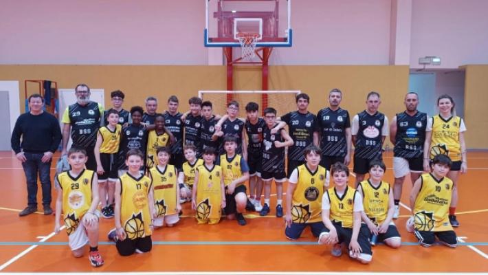 I negozianti regalano le divise alla squadra di basket
