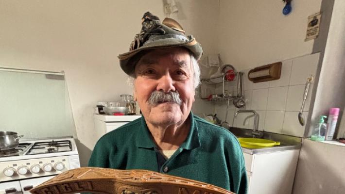 Dante il bocia compie 90 anni: la sua vita tra i ricordi alpini e i racconti della val Baganza