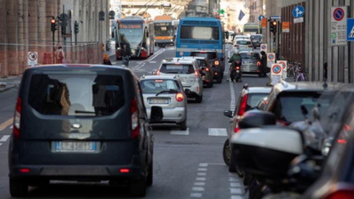 Auto in centro: sì o no? Comune vs. comitato