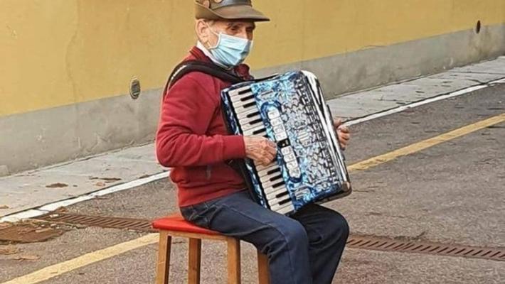 L'alpino della serenata alla moglie ricoverato per Covid: suona in corsia