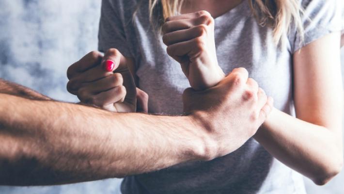 &laquo;Se ti trovo con un altro, ammazzo tutti e due&raquo;: condannato