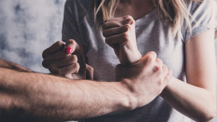 Anni di minacce e botte, poi lei lo lascia e lui piazza un Gps in auto per controllarla