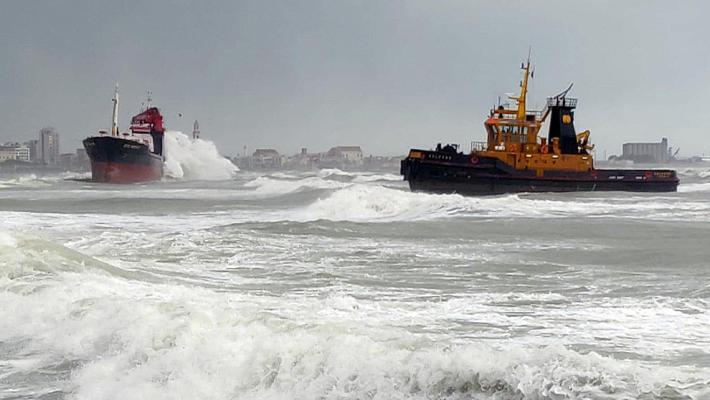 Rimorchiatore affonda al largo della Puglia, un morto e 7 dispersi 
