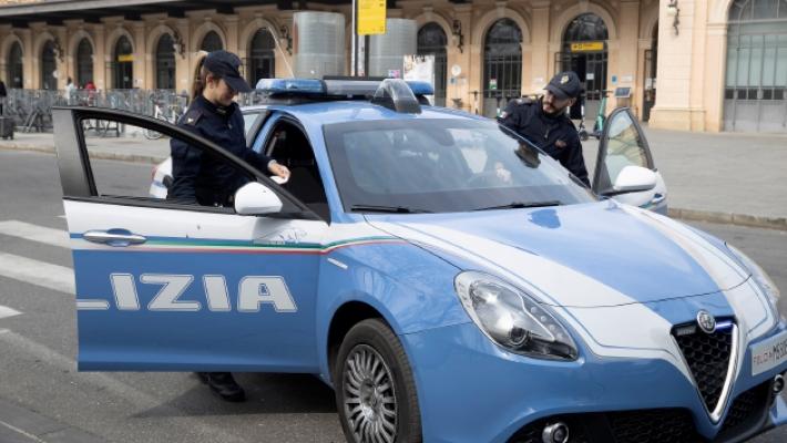 Strattona e rapina un uomo con le stampelle