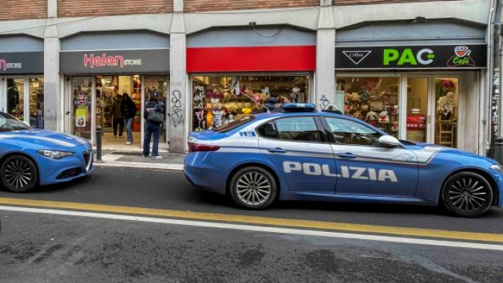 Ladra spruzza spray urticante per scappare