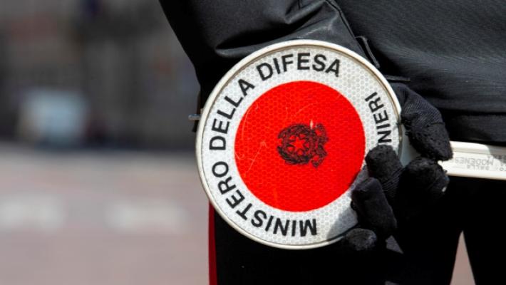 Non si ferma all'alt dei carabinieri e semina il panico per 5 chilometri