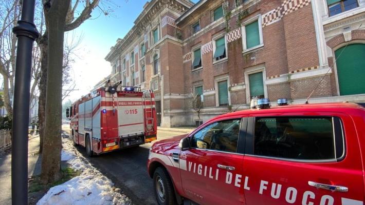 Terme Berzieri, calcinacci si staccano dal cornicione e cadono sul marciapiede: chiusa via Roma