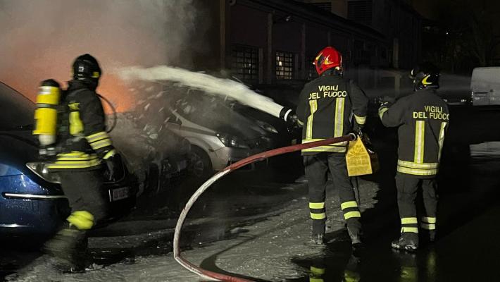 Via San Leonardo, in fiamme tre auto in una concessionaria