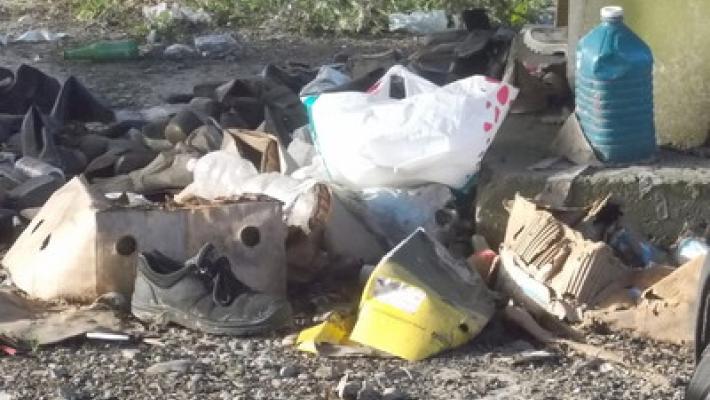Discarica a cielo aperto sulla pista ciclabile