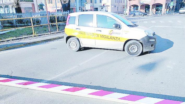 Guardia giurata blocca il treno e salva un automobilista