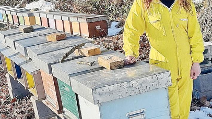 Esmeralda: &laquo;Un marito,  due figli e 400 arnie  Cosa  chiedere di pi&ugrave;?&raquo;