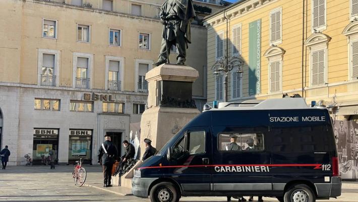 Avevano rapinato un ragazzo minacciandolo con una bottiglia rotta: denunciati in due, manca il terzo complice