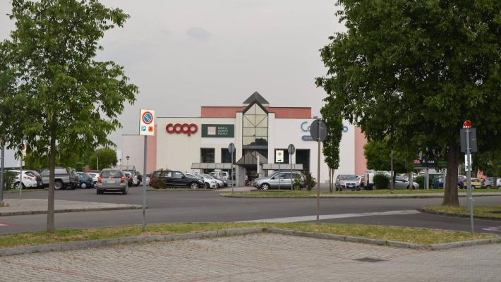 Va a fare la spesa: gli rubano l'Audi Q7 nuova nel parcheggio