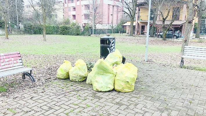  I residenti fanno pulizia. «Ma il Comune installi dei lampioni»
