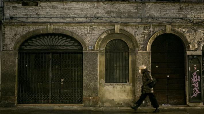 Grido d'allarme del Ccv: «Troppe vetrine abbandonate e buie»