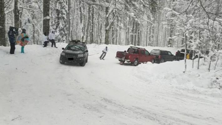 Traina sciatore con l'auto, scoperto attraverso foto sui social