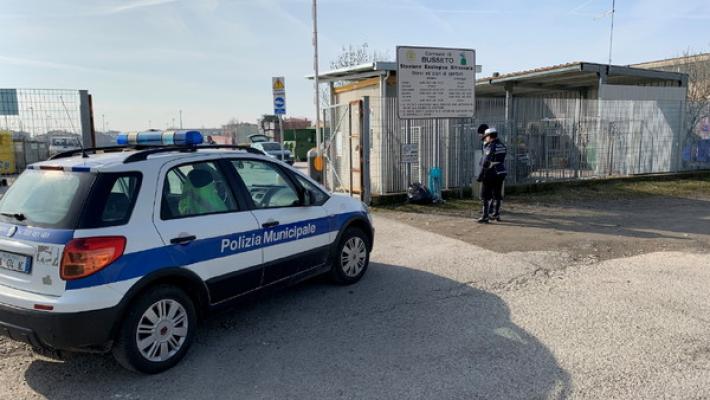 Abbandona rifiuti: identificato e multato