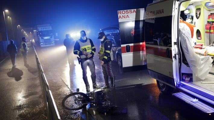 Kaisar, il pakistano che sognava di fare il parrucchiere