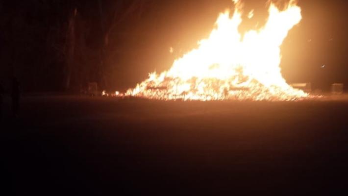 Rifatto nel pomeriggio il falò di carnevale incendiato nella notte a Fornovo