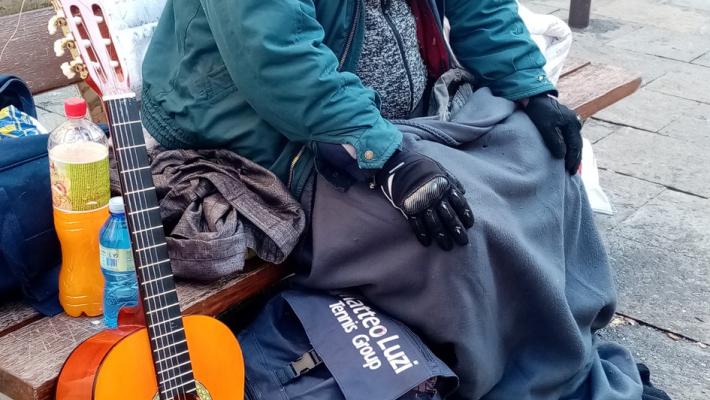 Cornelio, il clochard con la chitarra (che non sa suonare) e che dorme in strada