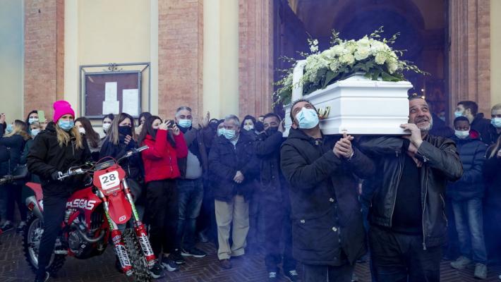 Gli amici al funerale: «Angelo, dai gas anche da lassù»