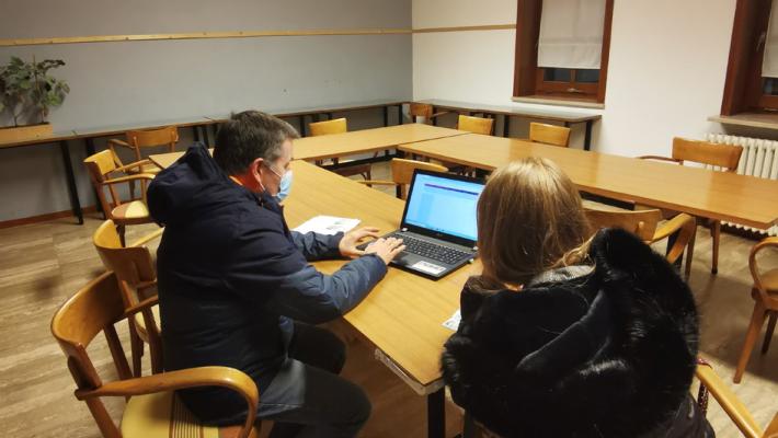Le iscrizioni solo online mettono in crisi tanti genitori