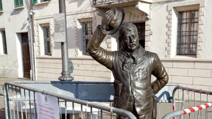 Un selfie e cade la statua di Peppone