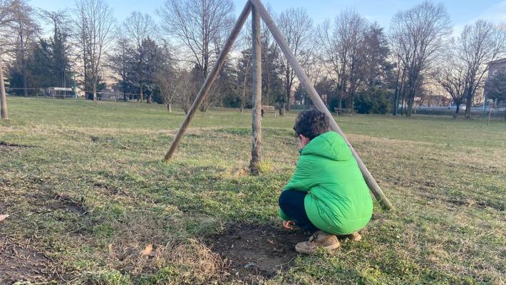 Sorpresa al parco: bimbo scava una buca e trova una pistola