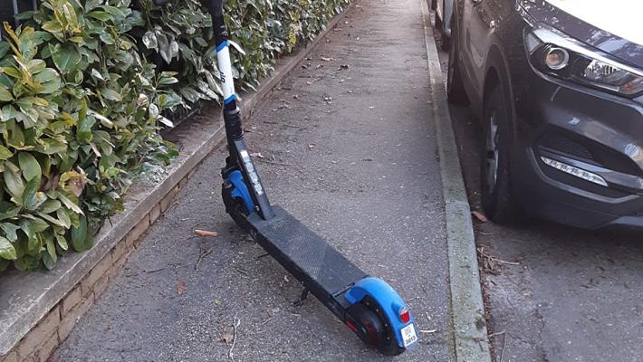 Via Torrente Cinghio, se il monopattino diventa barriera