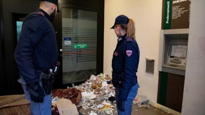 Filiale di banca occupata e trasformata in dormitorio
