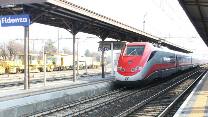 Frecciarossa in stazione a Fidenza: guasto al treno, passeggeri trasferiti
