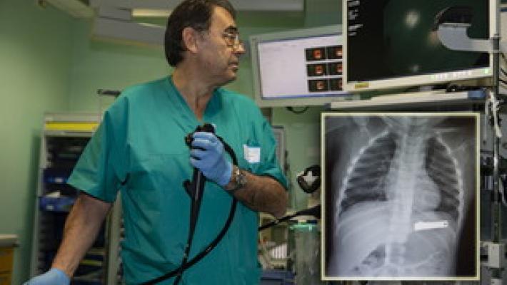 Bimbo di due anni ingoia un tagliaunghie: salvato