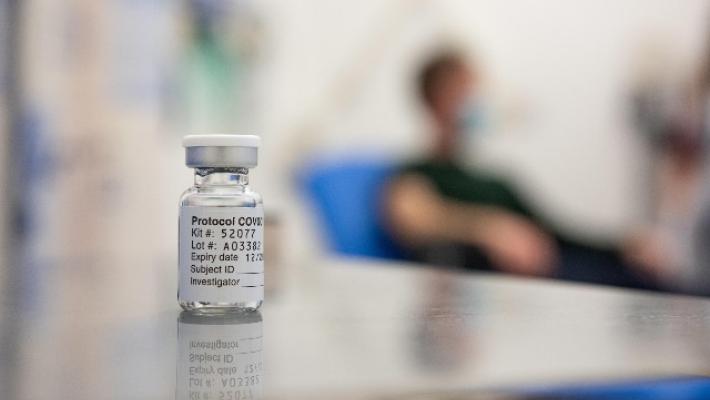 Palù (Aifa): "Il vaccino Astrazeneca sia usato in modo preferenziale nei più giovani. Ma anche negli over 55 evita i danni della malattia"