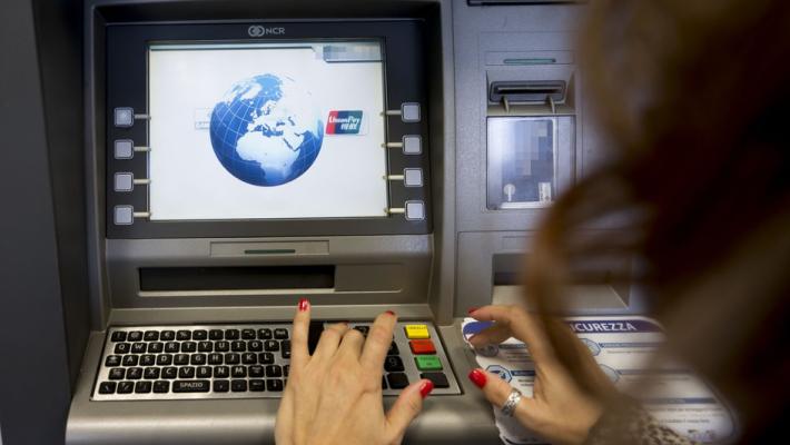 Rubò il bancomat alla madre e prelevò 1.000 euro: patteggia 6 mesi