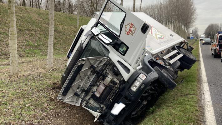 Un camion si ribalta a Bezze, due persone ricoverate al Maggiore 