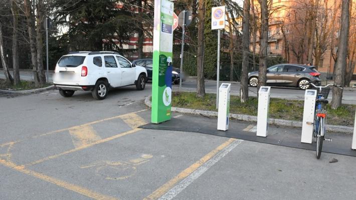 Le colonnine delle bici "invadono" il parcheggio per disabili in via Bizzozero
