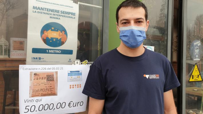Gioca due euro e ne vince 50mila: «Cambierò l'auto»