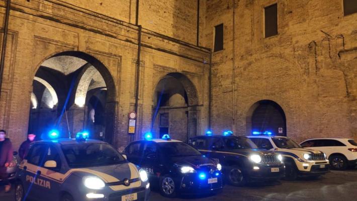 Controlli anti-Covid: locali promossi, ma centro molto affollato. E multa per 5 arrivati da fuori regione