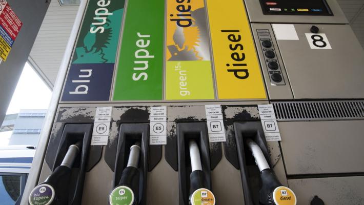 Trenta erogazioni per un pieno da 14 euro. I benzinai: «Stop ai furbetti del cashback»