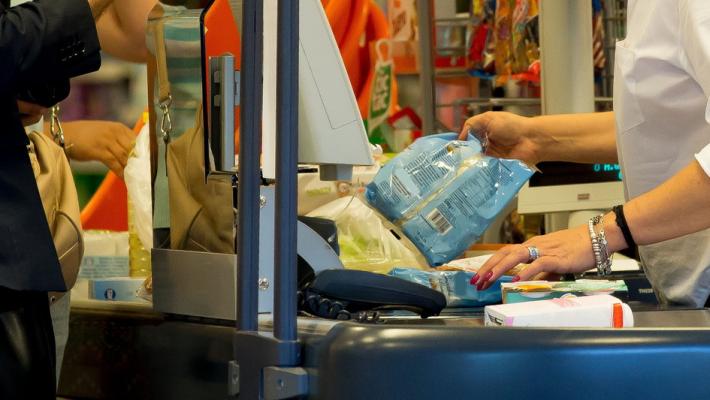 Patteggia la cassiera che si intasc&ograve; seimila euro