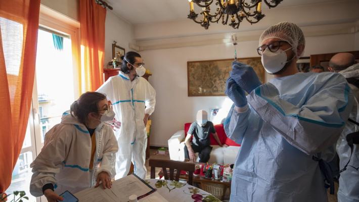 Di casa in casa, per proteggere gli anziani più fragili
