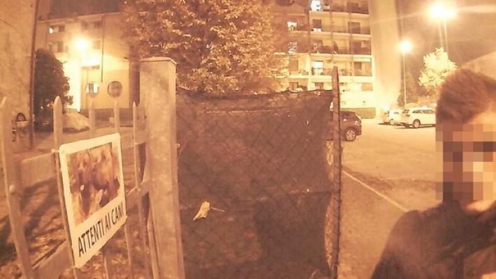 Faccia da ladro. La telecamera lo inquadra prima del furto