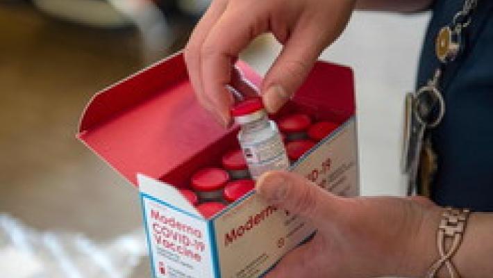 Moderna chiede l'aumento delle dosi nelle fiale dopo il via libera della Fda: "Acceleriamo le vaccinazioni"