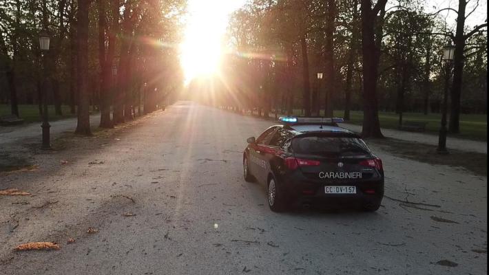 Strappa il portafoglio ad un ragazzo al Parco Ducale e lo picchia: arrestato un minorenne magrebino per rapina e lesioni